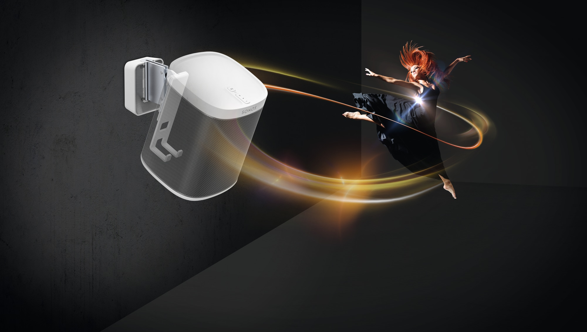 Ein weißer Sonos-Lautsprecher an einer dunklen Wand. Eine tanzende Frau ist auf der rechten Seite mit Lichtspuren.