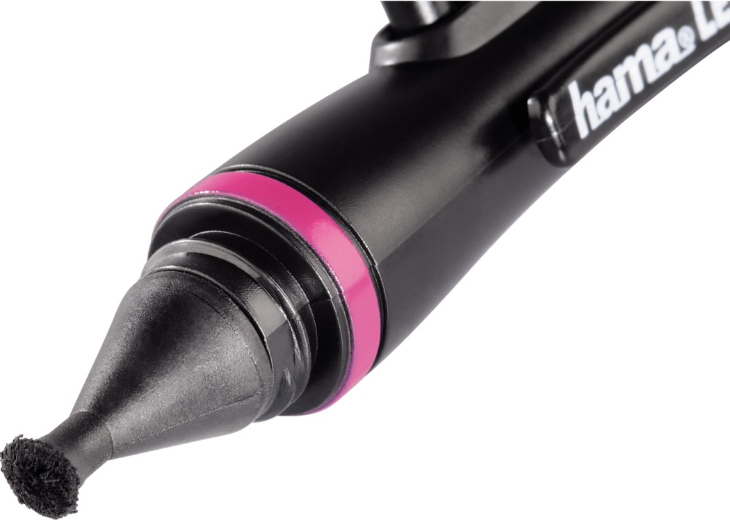 Gros plan d'un stylo d'objectif Hama noir avec un anneau rose. La pointe a une petite brosse noire.