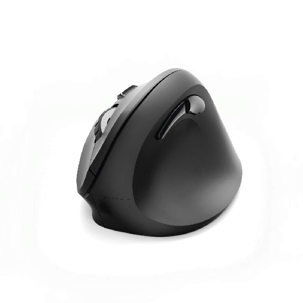 Ratón ergonómico negro, vista en ángulo. Botones y diseño curvado para mayor comodidad.