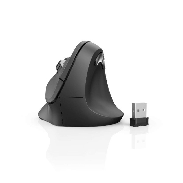 Ratón inalámbrico ergonómico vertical negro con un receptor USB sobre una superficie blanca.