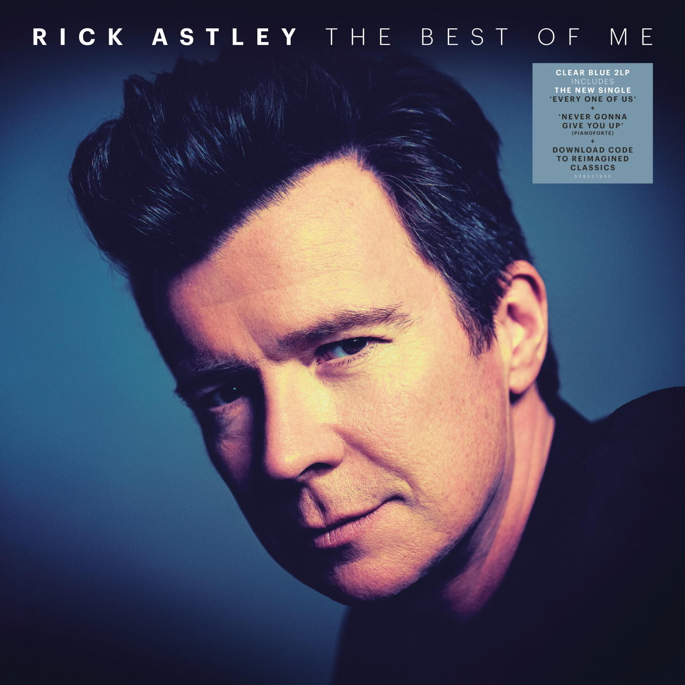 Rick Astley Albumcover. Astleys Porträt, blauer Hintergrund, Text und Aufkleber.