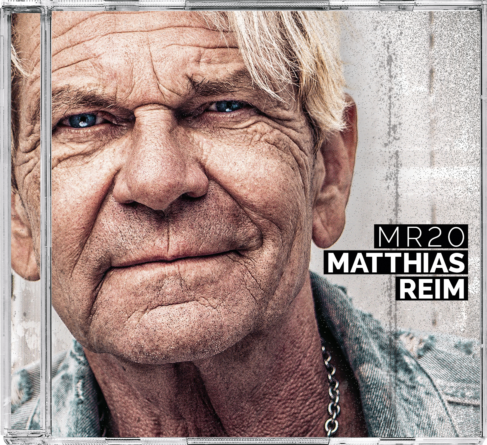 Matthias Reim Albumcover. Nahaufnahme seines Gesichts in einer CD-Hülle. Titel: MR20, MATTHIAS REIM.