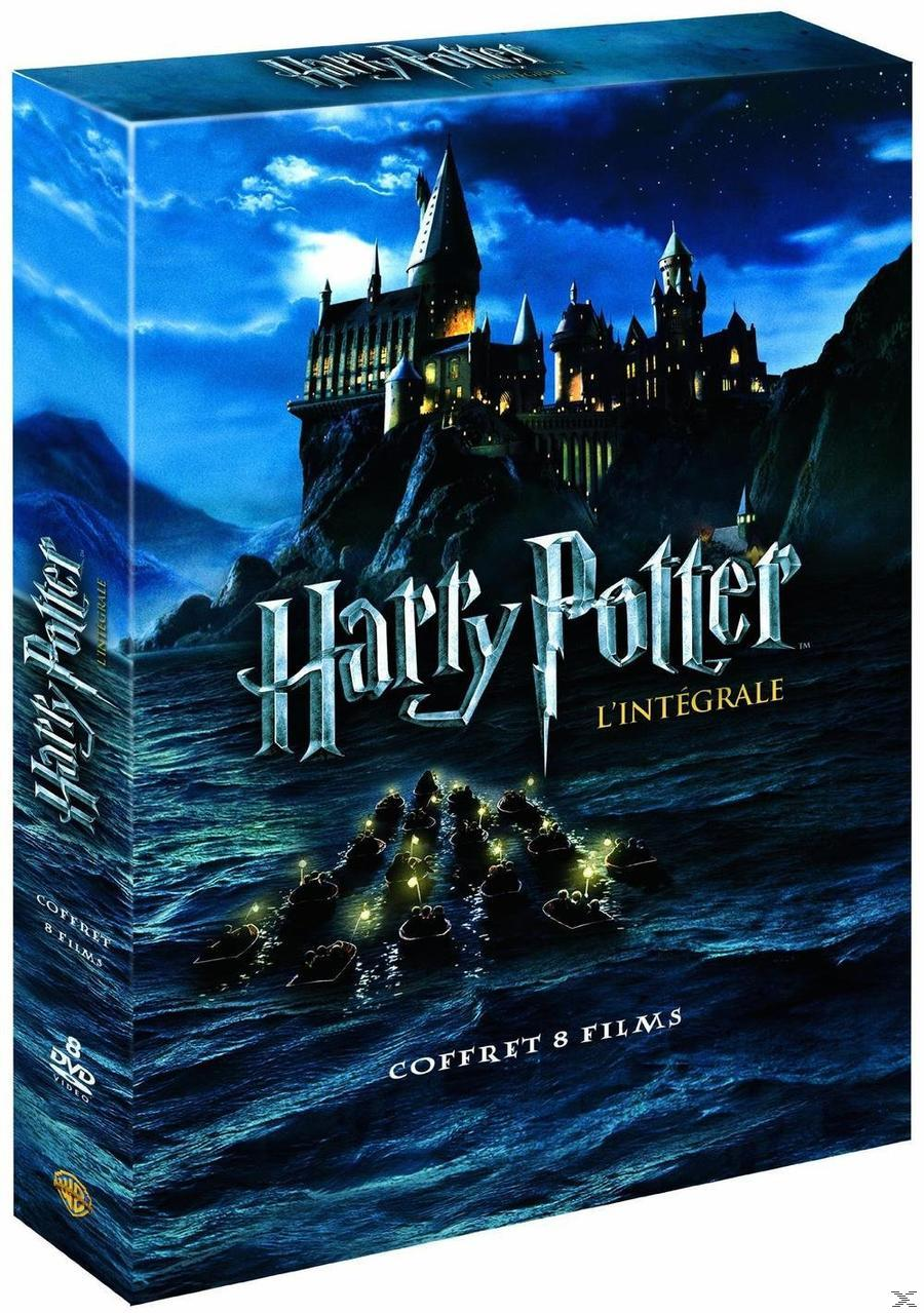 Coffret Harry Potter avec un château sur l'eau et un bateau avec des lumières, fond bleu.