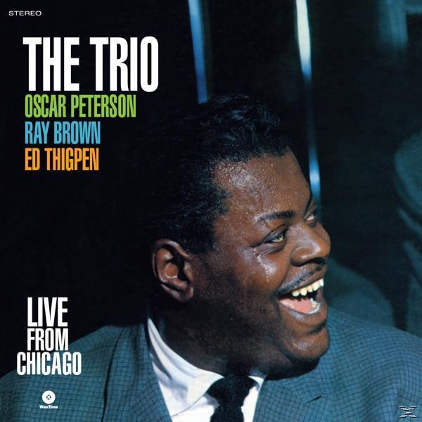 Album borító egy mosolygó férfival, fekete-fehérben, 'THE TRIO' szöveggel és nevekkel.