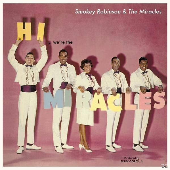 Öt ember fehér öltönyben színes betűket tart. Smokey Robinson & The Miracles.