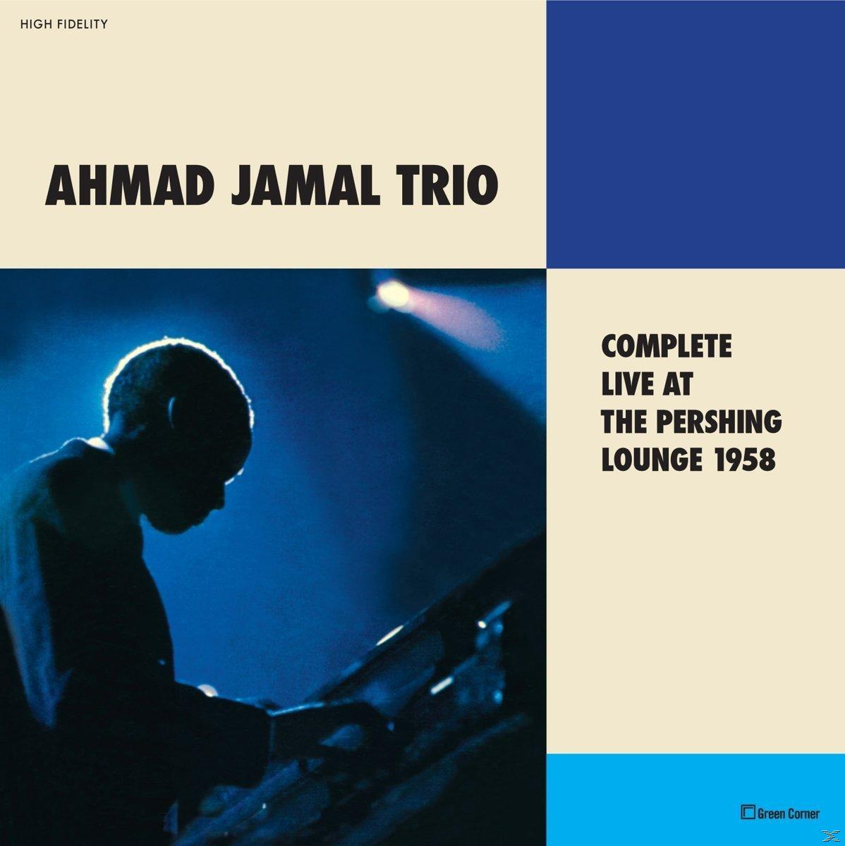 Egy férfi zongorázik a reflektorfényben. Ahmad Jamal Trio.