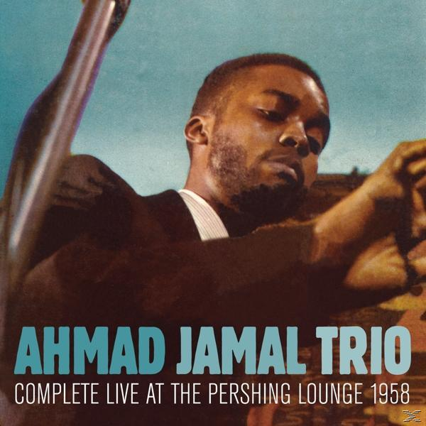 Album borító: Ahmad Jamal Trio. Egy férfi szaxofonozik a tömeg előtt.