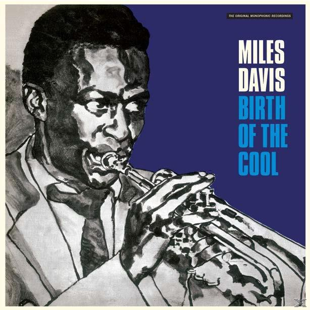Fekete-fehér illusztráció Miles Davis trombitálásáról kék háttérrel, fehér és kék szöveggel.
