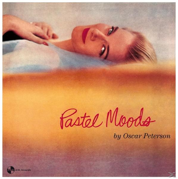 Egy piros rúzsos nő egy ágyon fekszik. A "Pastel Moods" cím piros írással van írva. A művész Oscar Peterson.