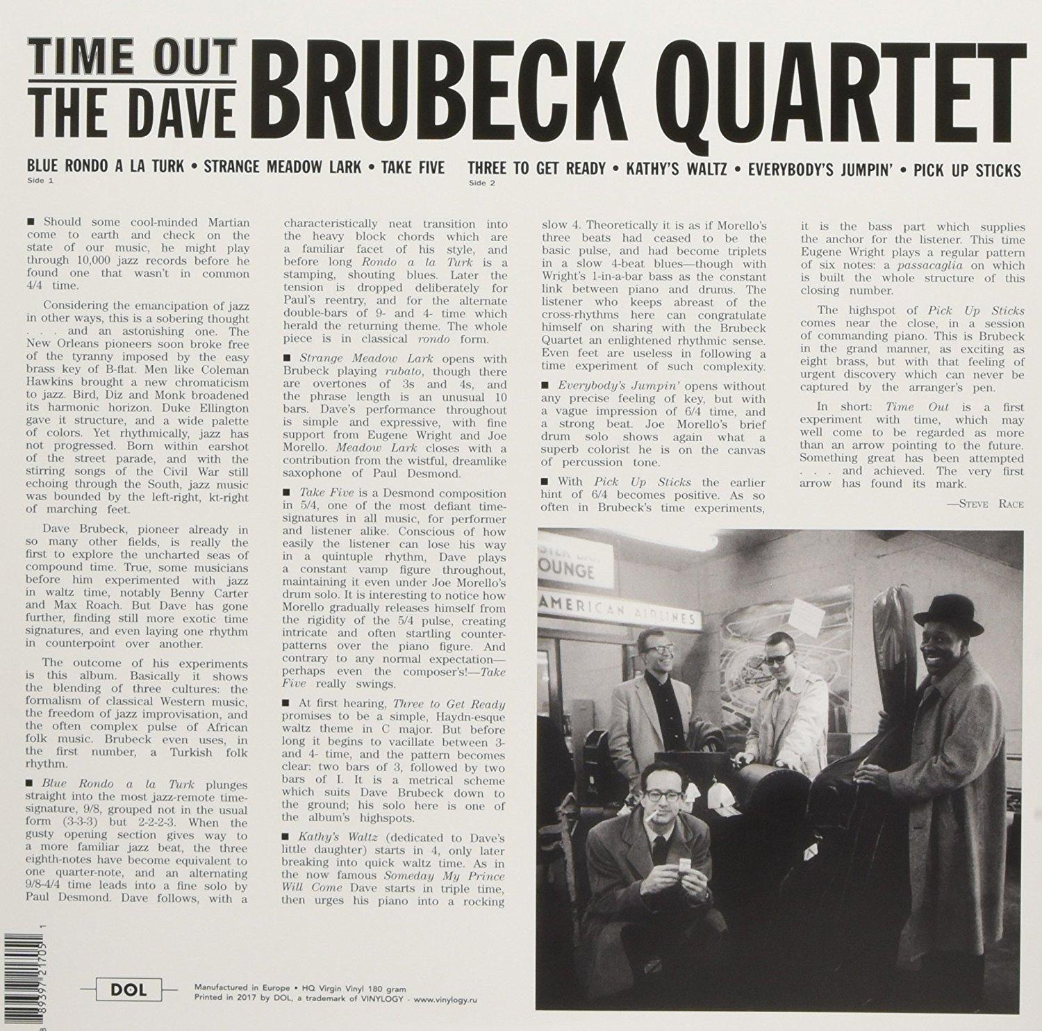 A Dave Brubeck Quartet Time Out albumának borítója, a zenekar fekete-fehér fotójával.