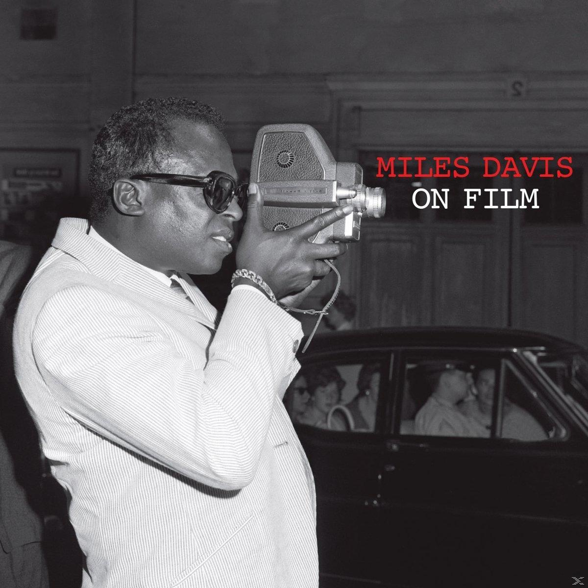 Miles Davis on Film album borító, fekete-fehér fotó Miles Davisről kamerával.