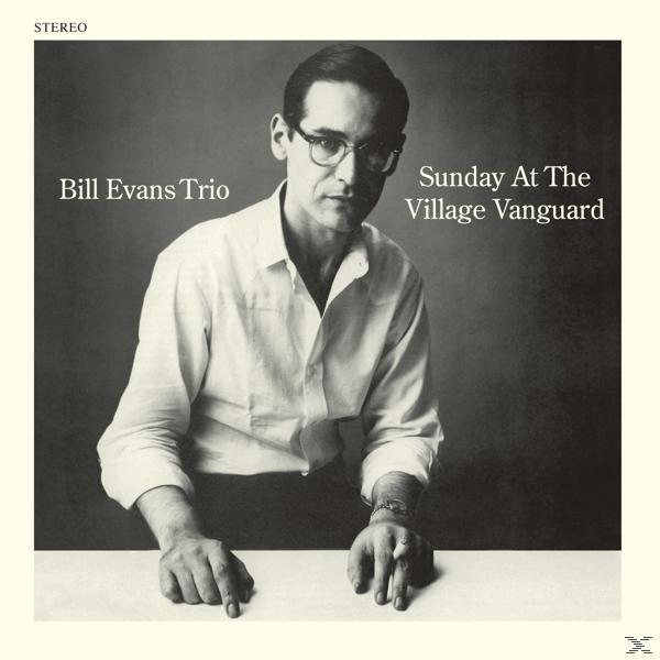 Szemüveges férfi, a nézőre néz. 'Bill Evans Trio' és 'Sunday At The Village Vanguard' felirat.