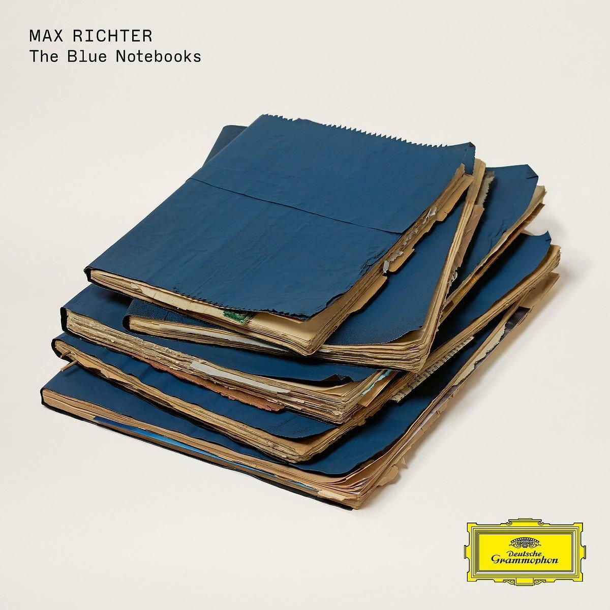 Albumborító: Kék noteszek egymásra rakva. A szöveg a következő: 'Max Richter The Blue Notebooks'.