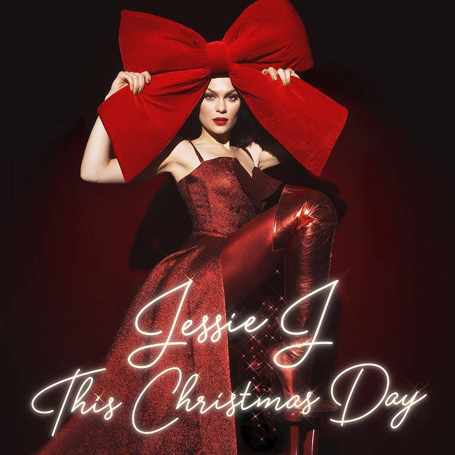 Jessie J piros ruhában és masnival. Az album címe: 'This Christmas Day'.
