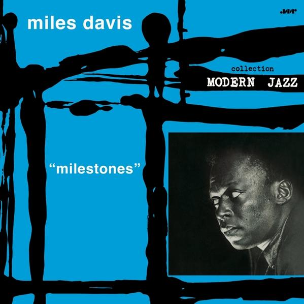 Album borító. Miles Davis, fekete-fehér fotó. Kék és fekete háttér.