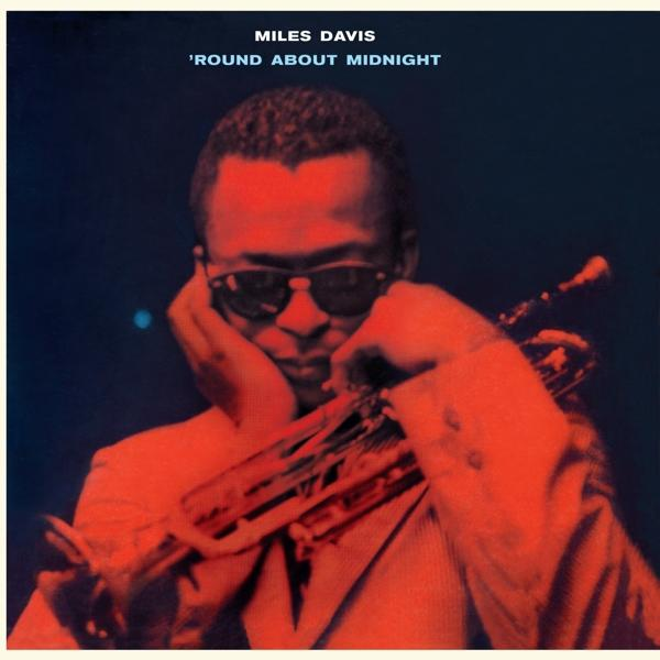 Album borító, Miles Davis napszemüvegben, trombitát tart. A piros árnyalat dominál a 'Round About Midnight' szöveggel.