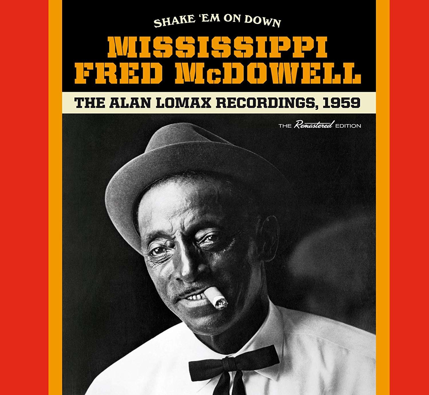 Mississippi Fred McDowell, Schwarzweißfoto, Hut tragend, Zigarre rauchend.