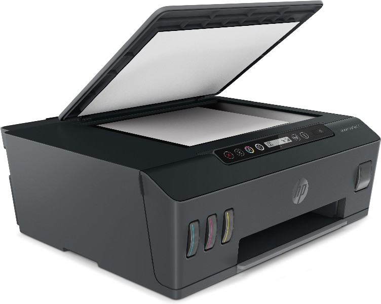 Una impresora HP Smart Tank negra y gris con la tapa superior abierta, mostrando una hoja de papel blanco.