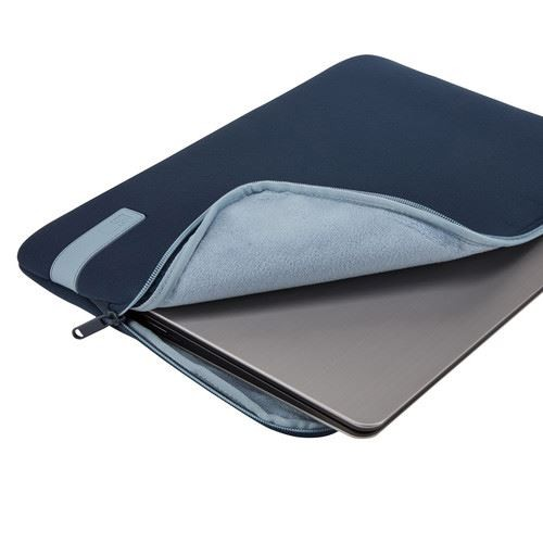 Funda azul marino para portátil con cremallera. Un portátil plateado está dentro con un interior azul claro.