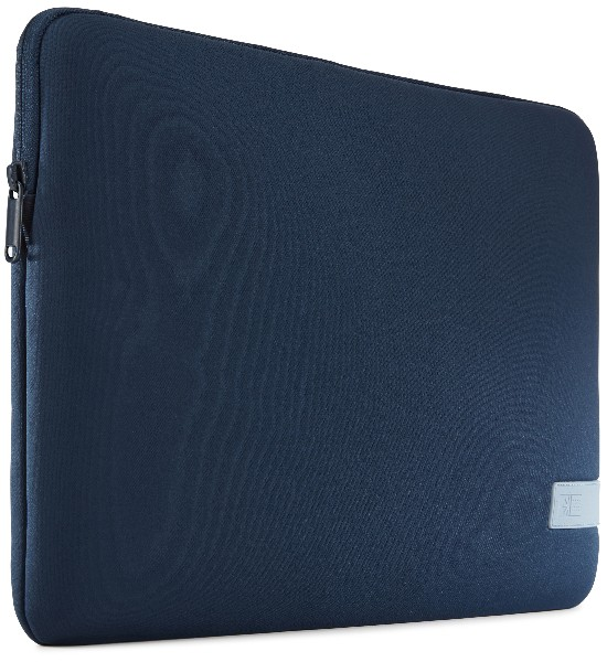 Funda para portátil azul marino. Cierre con cremallera. Etiqueta pequeña a la derecha.