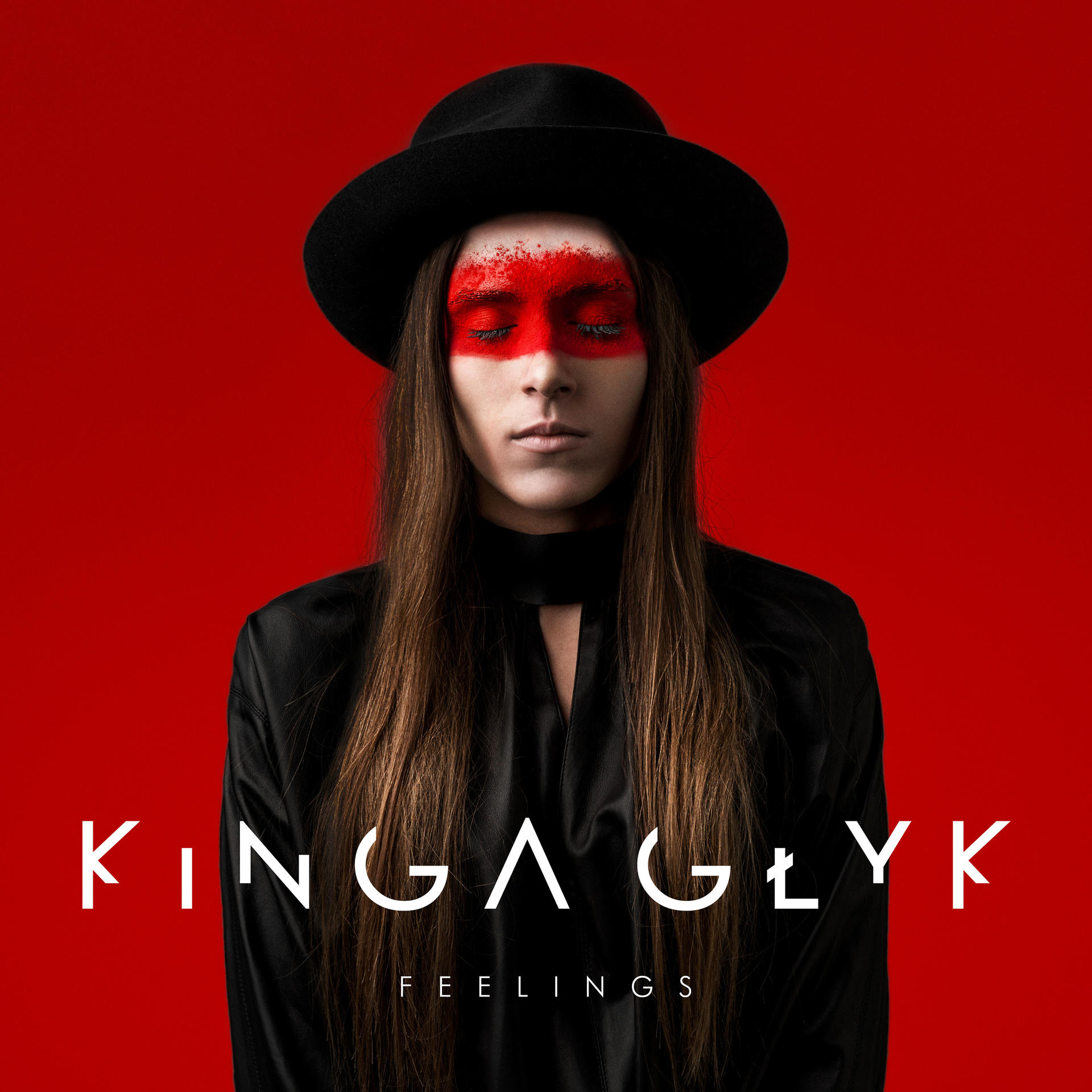 Frau mit roter Gesichtsbemalung und schwarzem Hut. Text unten: KINGA GLYK, FEELINGS.