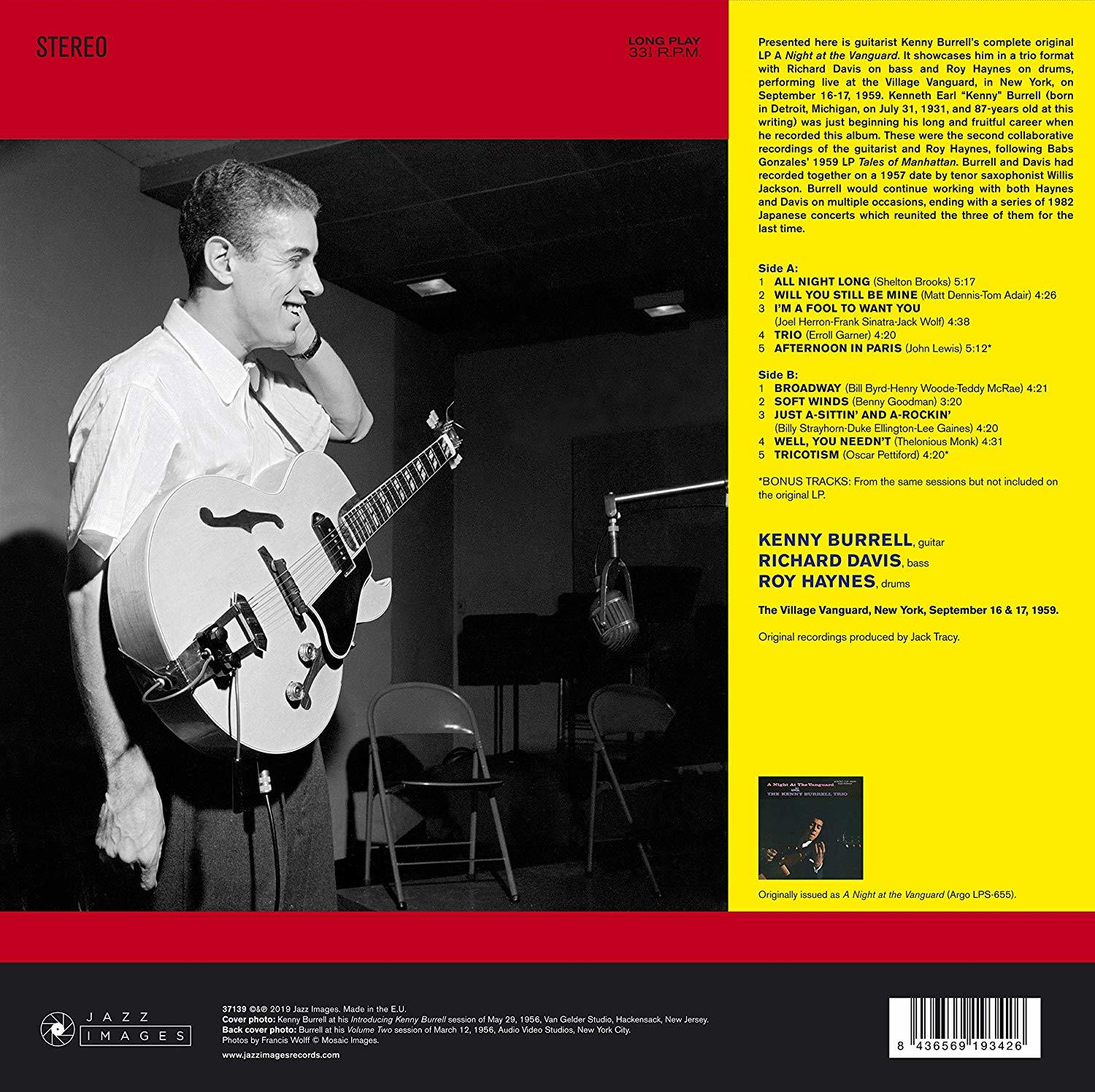 Ein Mann spielt Gitarre, daneben ein Stuhl und eine Discografie.