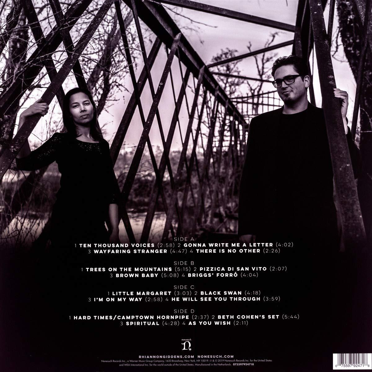 Albumcover zeigt ein Paar auf einer Brücke und eine Titelliste.