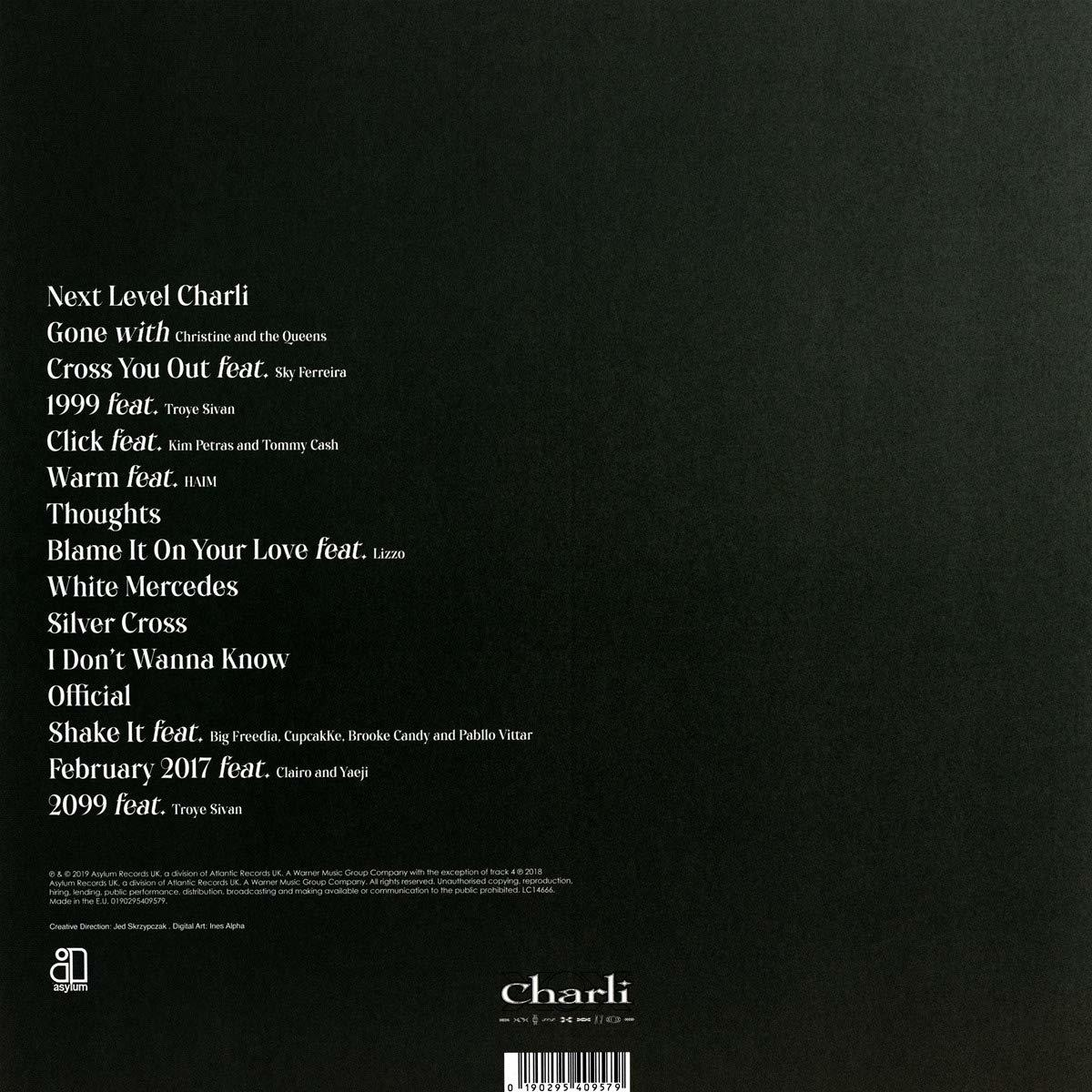 Albumcover für Next Level Charli mit Tracklist, schwarzem Hintergrund und dem Wort Charli in Weiß.