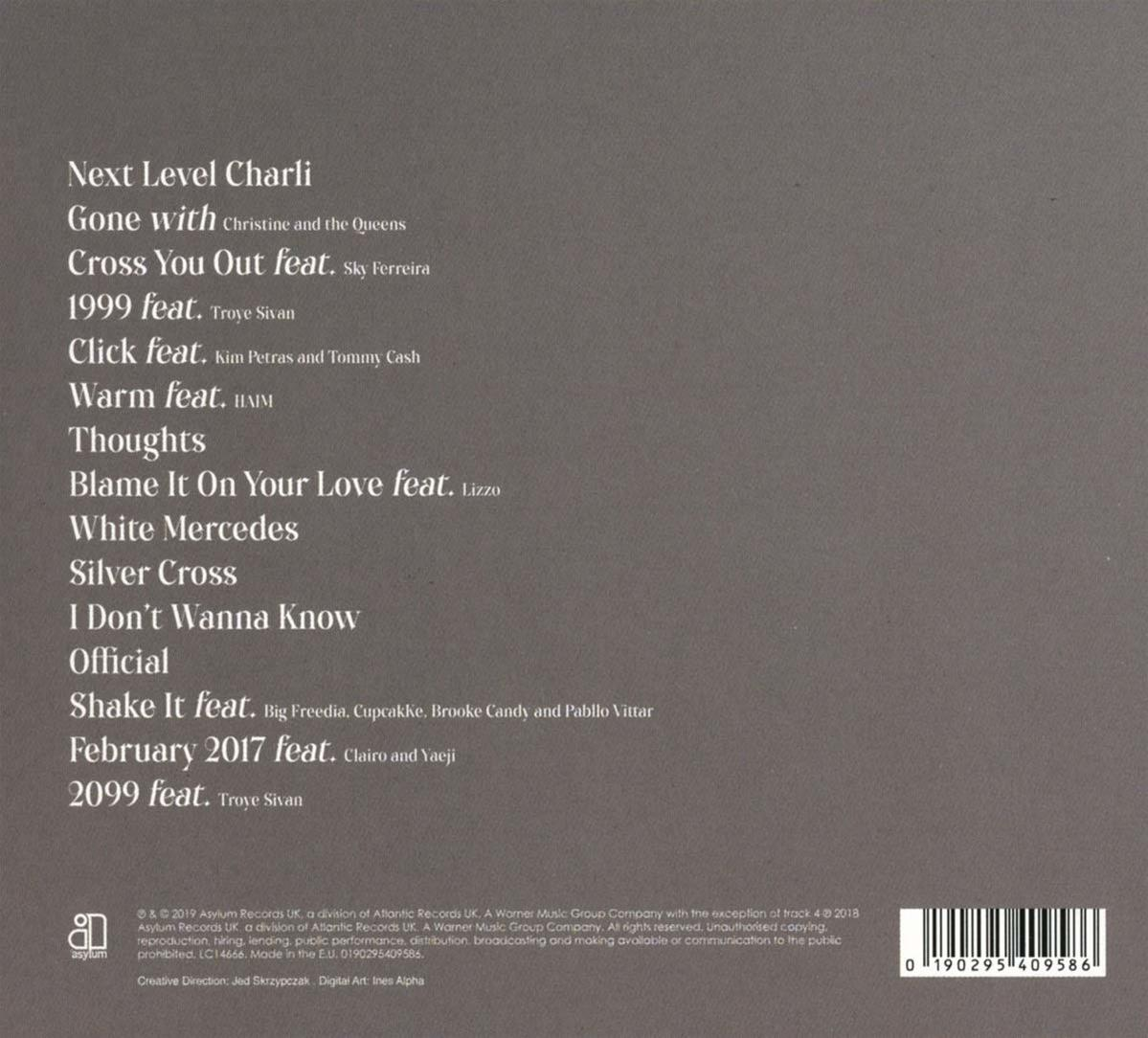 CD-Cover mit verschiedenen Namen und Titeln mit dunklem Hintergrund und weißem Text.