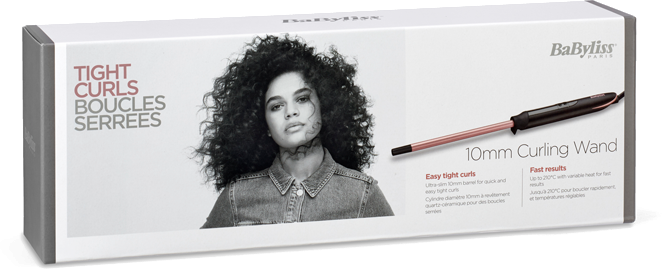 Boîte blanche. Texte : Boucles serrées, fer à friser 10 mm. Le visage d'une femme aux cheveux bouclés est sur la boîte. Babyliss Paris.
