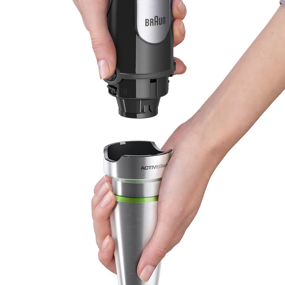 Hände halten einen Braun-Stabmixer, zeigt den ActiveBlade-Aufsatz.