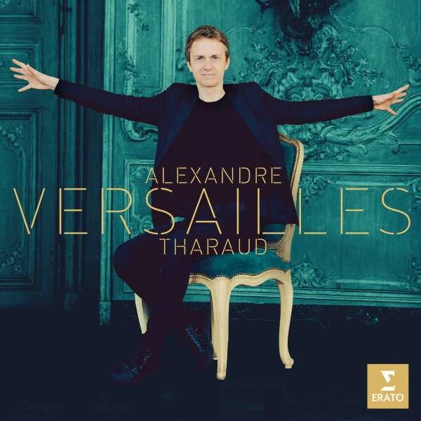 Pochette de l'album Alexandre Tharaud. Homme bras tendus assis sur une chaise, fond bleu.