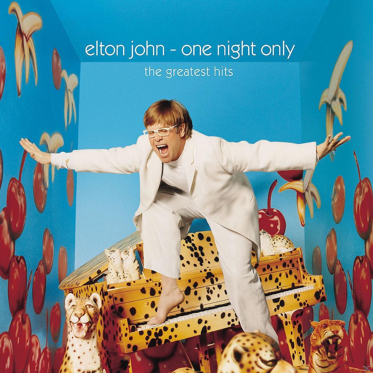 Elton John zongoránál, kellékekkel körülvéve. 'Elton John - One Night Only' felirat.