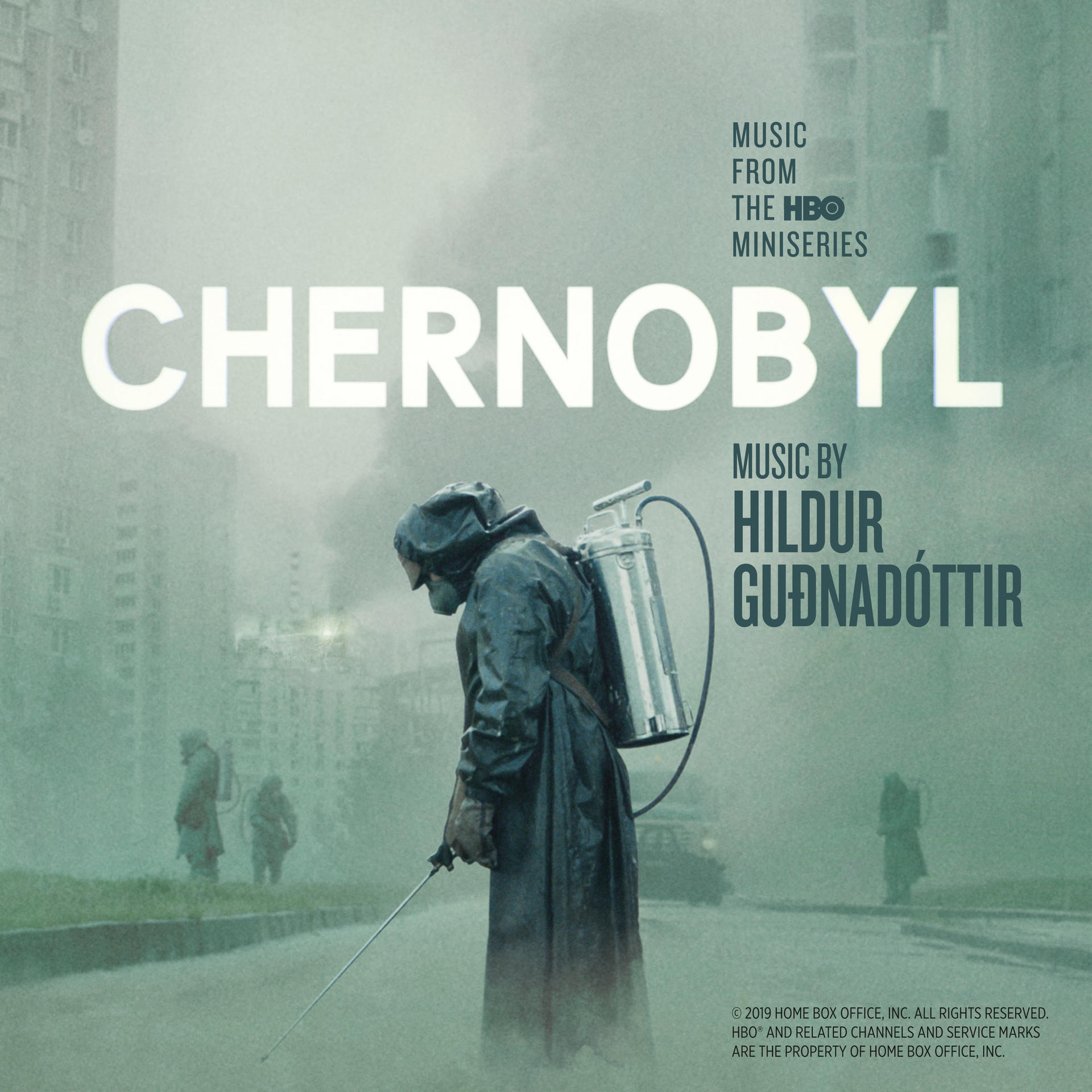 Védőruhás alak permetezővel ködös városban. Felirat: CHERNOBYL.
