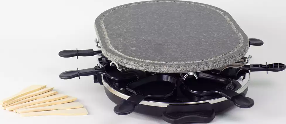 Raclette-Grill mit Steinplatte, Griffen und kleinen Holzspateln. Weißer Hintergrund.