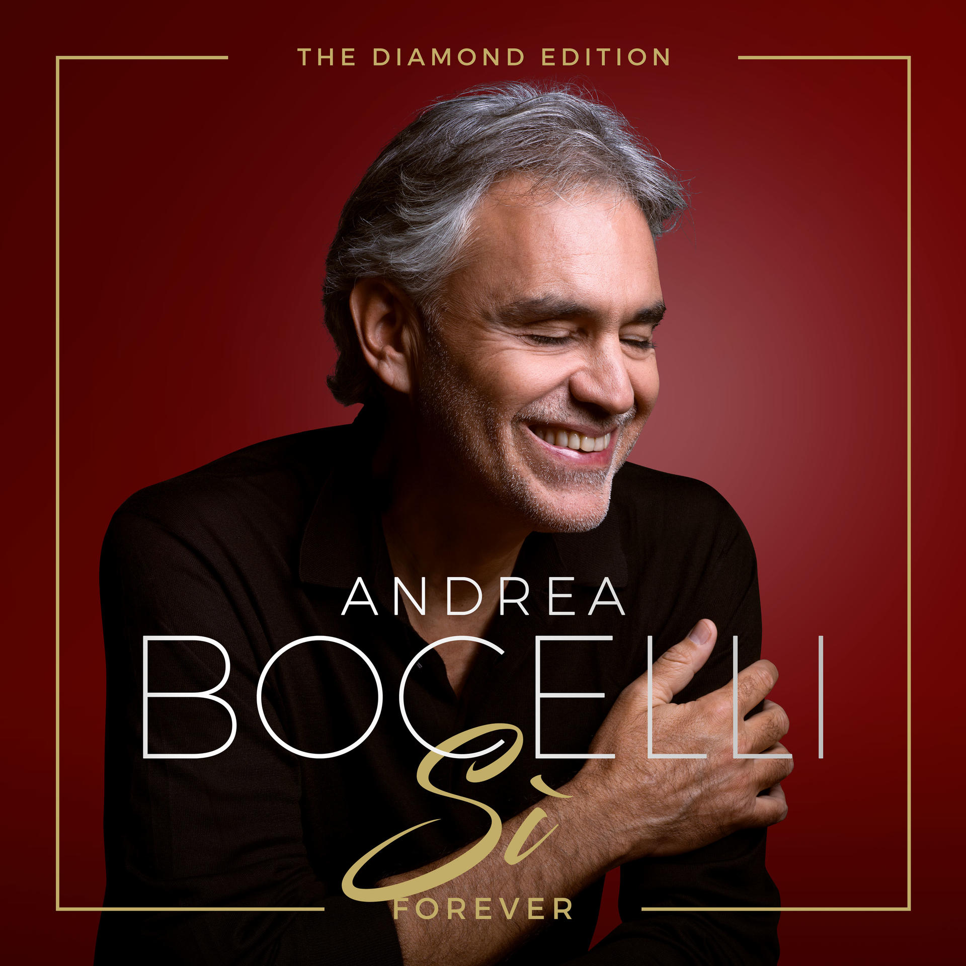 Andrea Bocelli glimlacht voor een rode achtergrond. De tekst luidt Andrea Bocelli Si Forever.