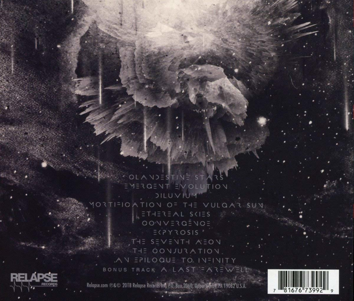 Pochette d'album avec un fond sombre et une forme blanche en forme de nuage avec texte et logo.