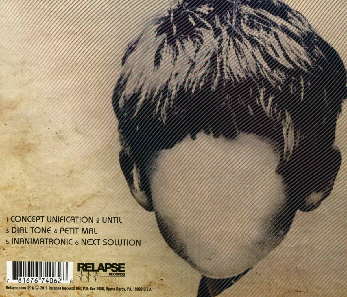 Album-Rückseite mit einem Schwarz-Weiß-Bild eines Männerkopfes. Trackliste ist unten.