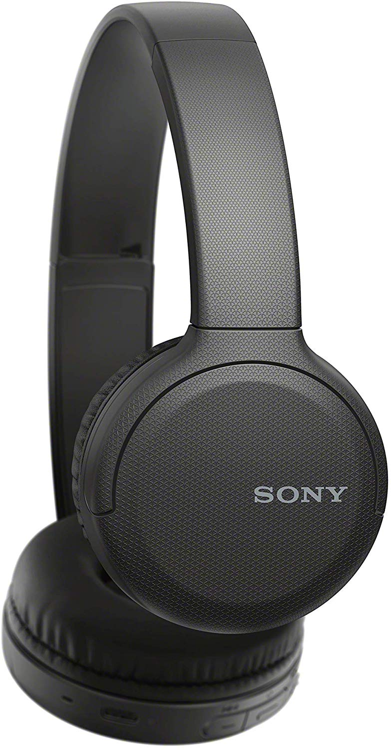 Siyah Sony kulaklıklar. Kulaklıkların bir kafa bandı ve kulaklıkları vardır.