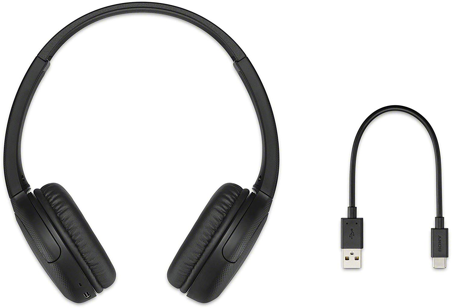 Siyah kulaklık ve bir USB-C kablosu beyaz bir yüzeyde duruyor. Kulaklıklar kulak üstü.