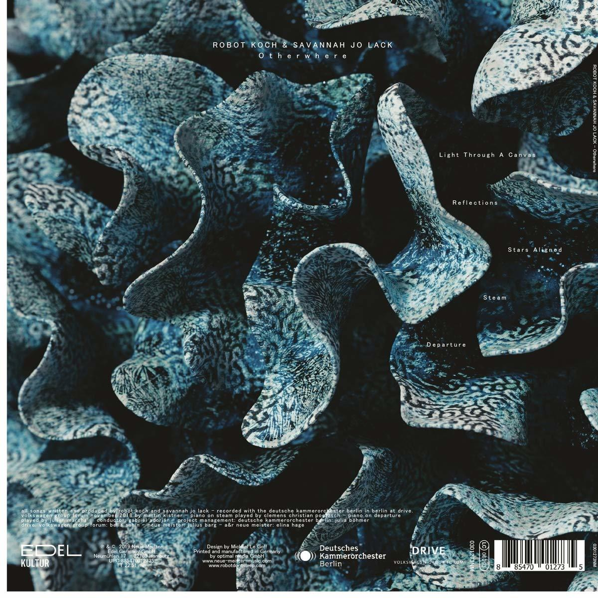 Albumcover: abstrakte Formen in Blau- und Weißtönen. Text auf der rechten Seite. Der Hintergrund ist dunkel.