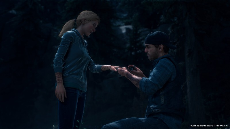 Una pareja en un bosque, hombre arrodillado proponiendo con un anillo.