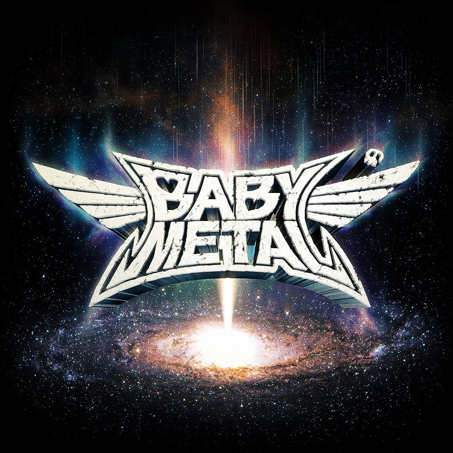 Albumcover für BABYMETAL. Enthält ein Logo mit Flügeln, einen Galaxiehintergrund und Licht.