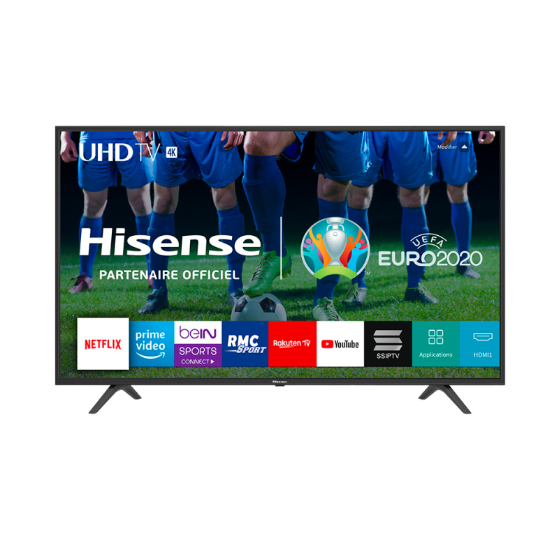 Un televisor Hisense UHD que muestra un partido de fútbol. El televisor tiene un soporte negro y muchos logotipos.