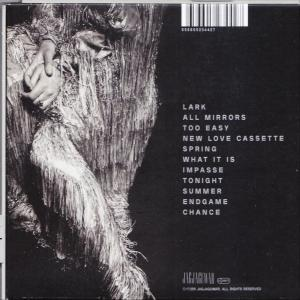 Pochette d'album. Titres de chansons listés. Noir et blanc. Une personne au style artistique est montrée.