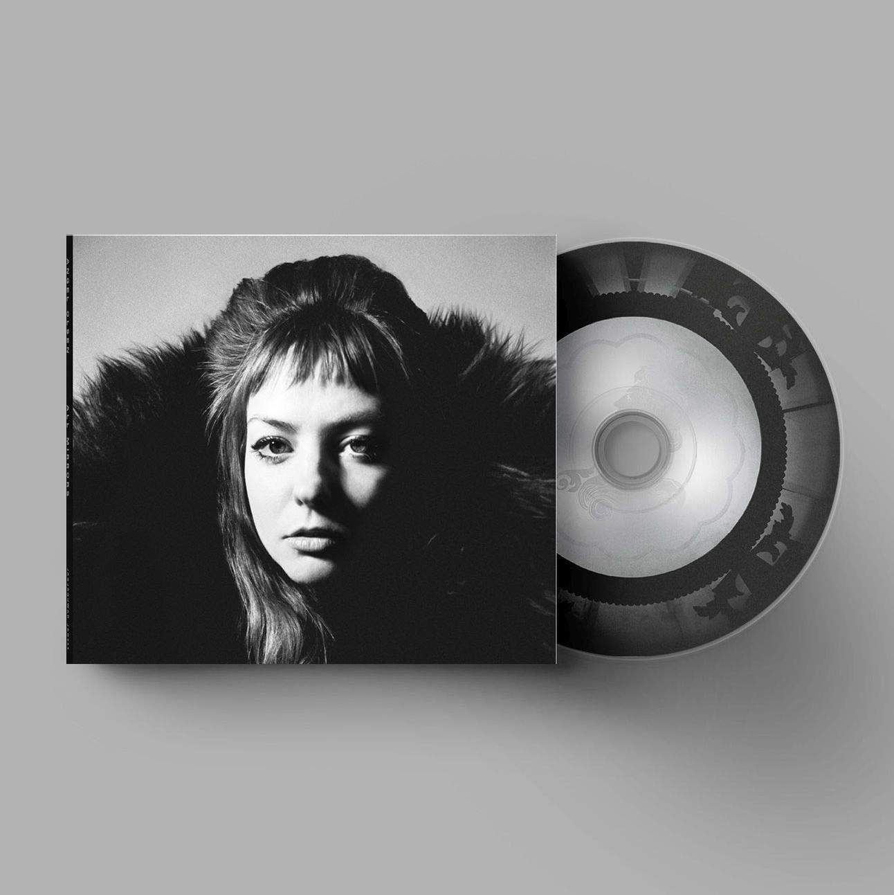 Une pochette d'album en noir et blanc avec une femme en fourrure et un CD à côté.