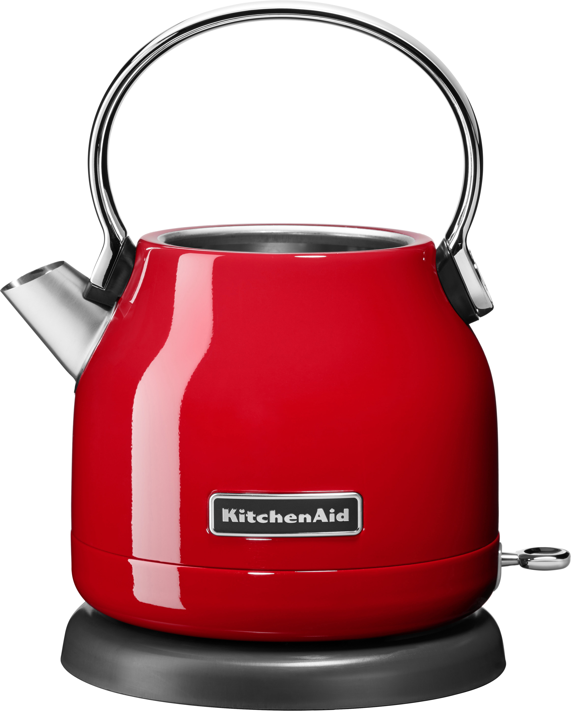 Ein roter elektrischer Wasserkocher von KitchenAid mit silbernem Griff und Ausguss. Er steht auf grauem Sockel.