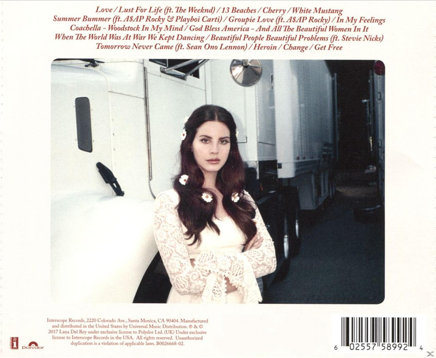 Lana Del Rey album borítója. Fehér ruhát és virágot visel a hajában. Fehér teherautó.