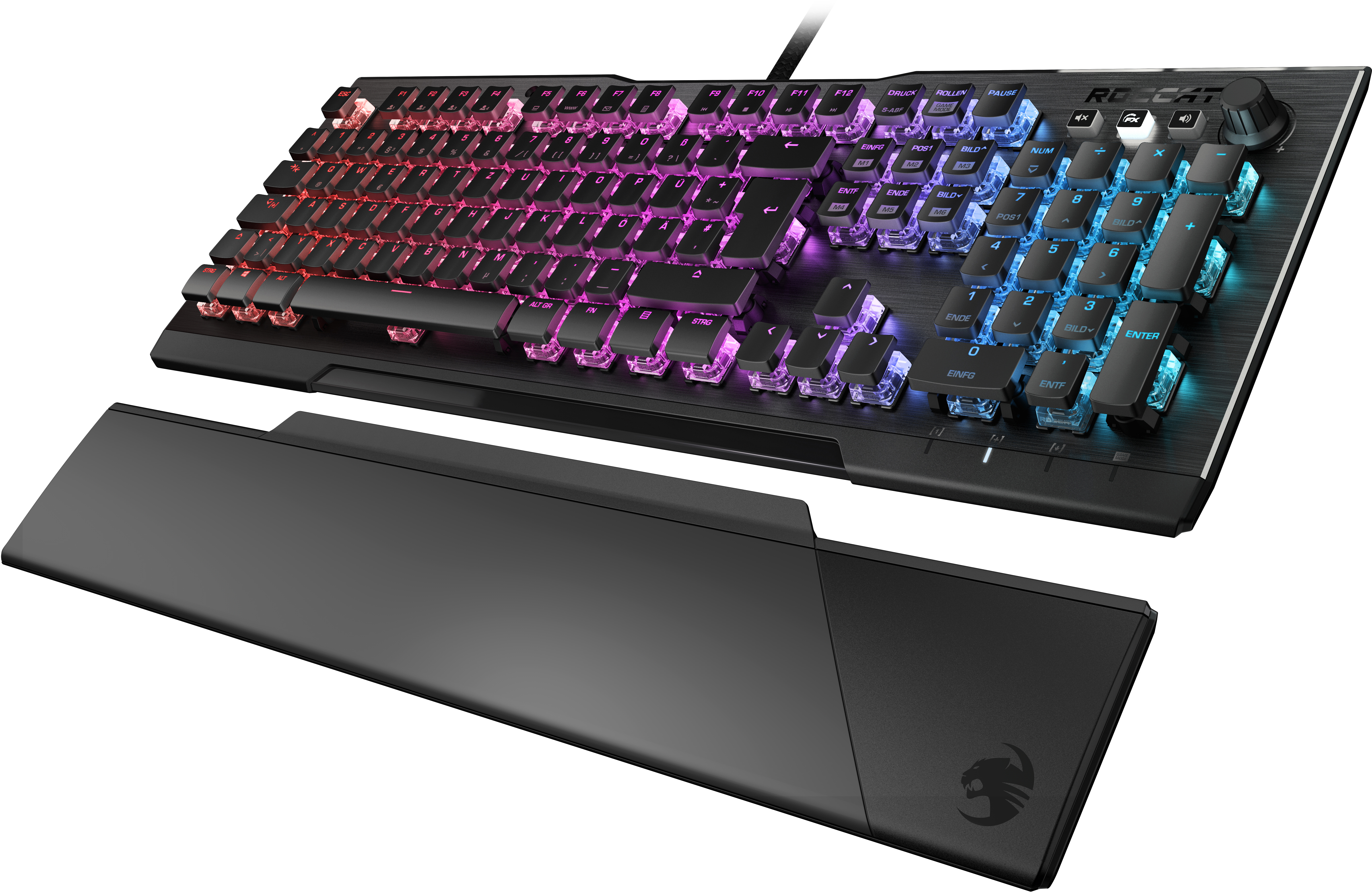Schwarze Gaming-Tastatur mit bunten beleuchteten Tasten und einer Handballenauflage. Auf weißem Hintergrund.