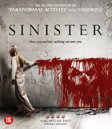 Affiche du film Sinister. Une fille se tient près d'un mur avec du sang. Texte : Once you see him, nothing can save you.